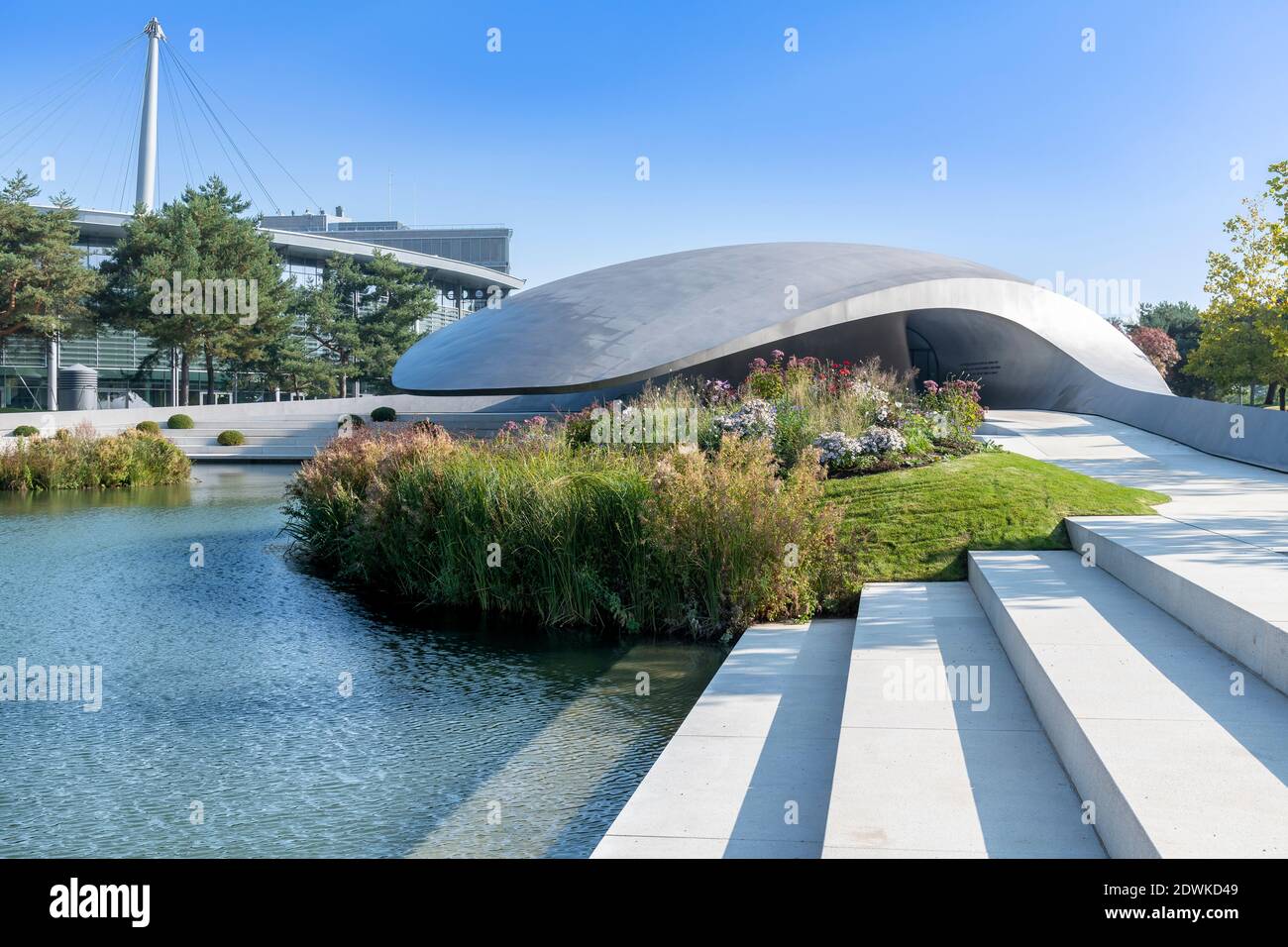 Le pavillon profilé avec un toit en acier à courbure pour Porsche à l'Autostadt - ville de Wolfsburg, conçu par les architectes allemands HENN. Banque D'Images