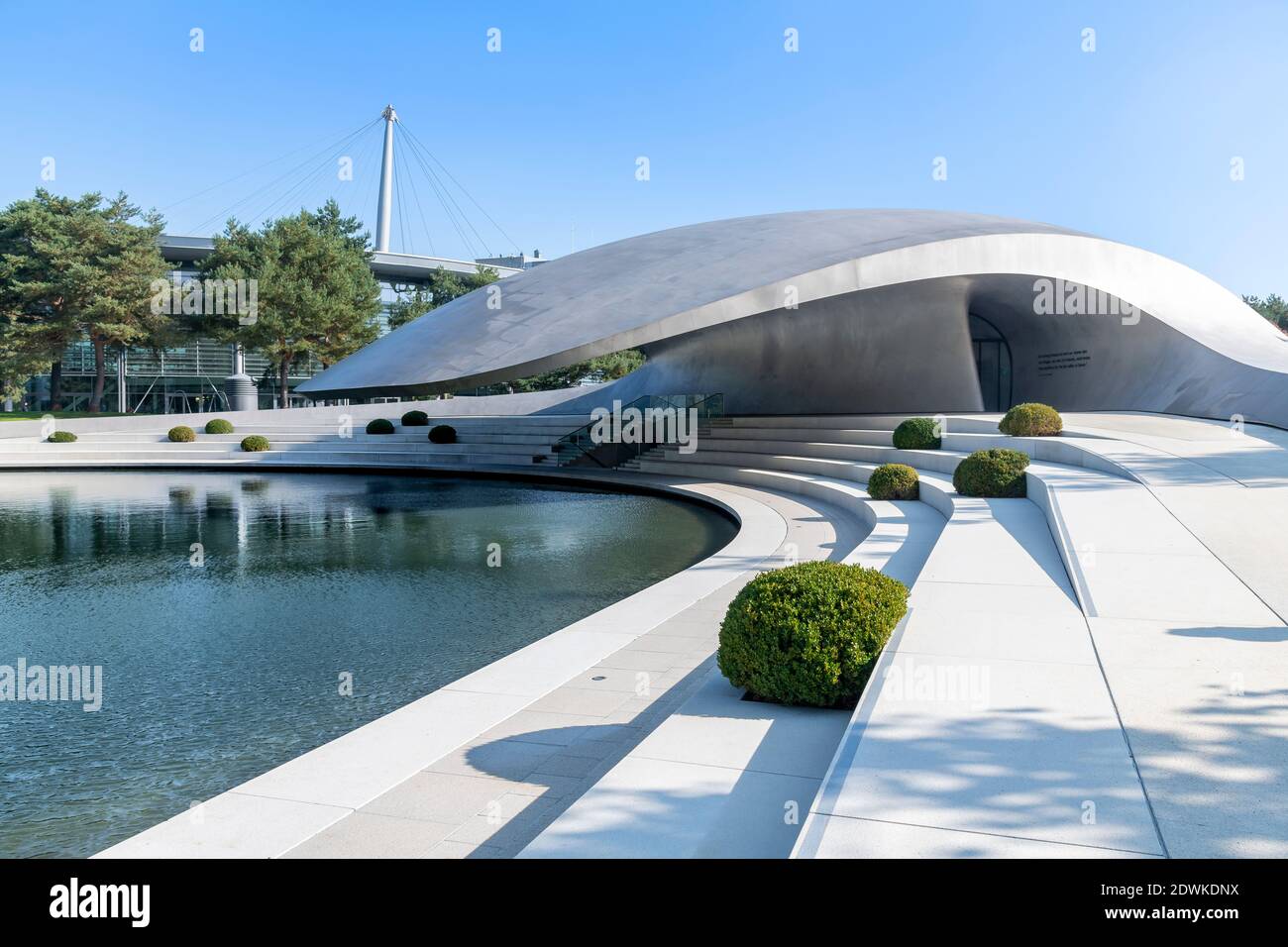 Le pavillon profilé avec un toit en acier à courbure pour Porsche à l'Autostadt - ville de Wolfsburg, conçu par les architectes allemands HENN. Banque D'Images