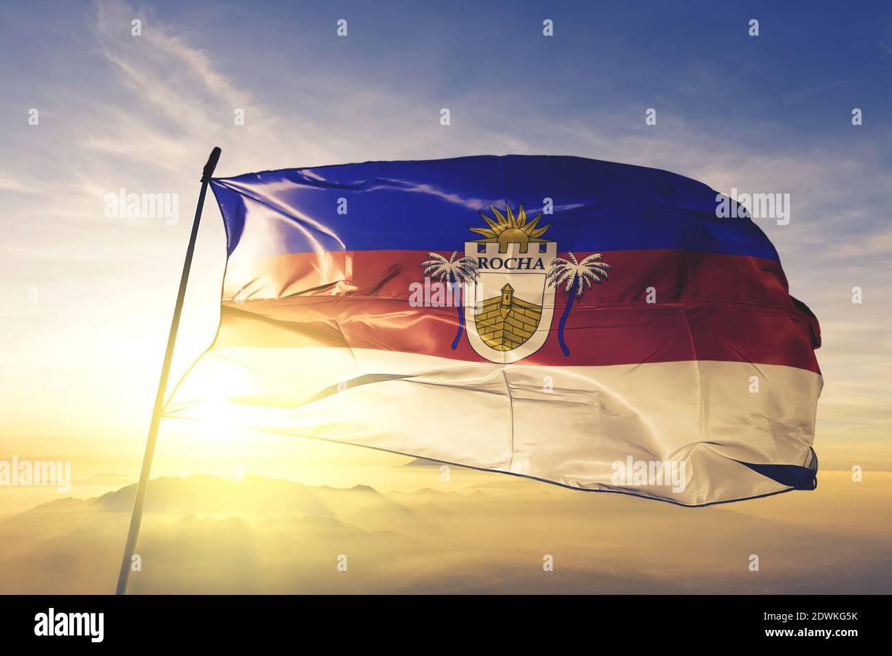 Le pavillon du département de Rocha de l'Uruguay agite au lever du soleil brouillard Banque D'Images