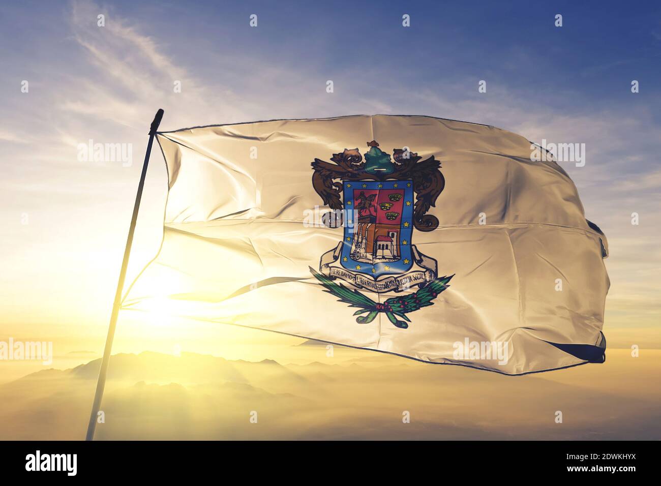 Drapeau de l'État du Mexique Michoacan qui agite au lever du soleil brouillard Banque D'Images