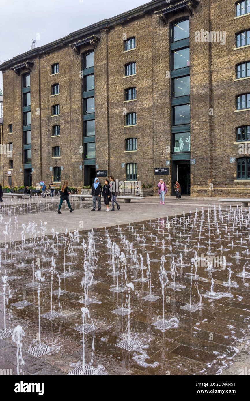 Fontaines à l'extérieur de l'UAL : centre de St Martins à Granary Square, King's Cross, Londres. Banque D'Images