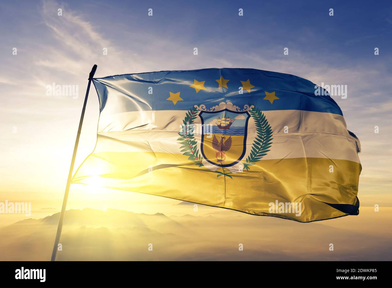 Le drapeau de la province du côlon du Panama agite sur le lever du soleil brouillard Banque D'Images