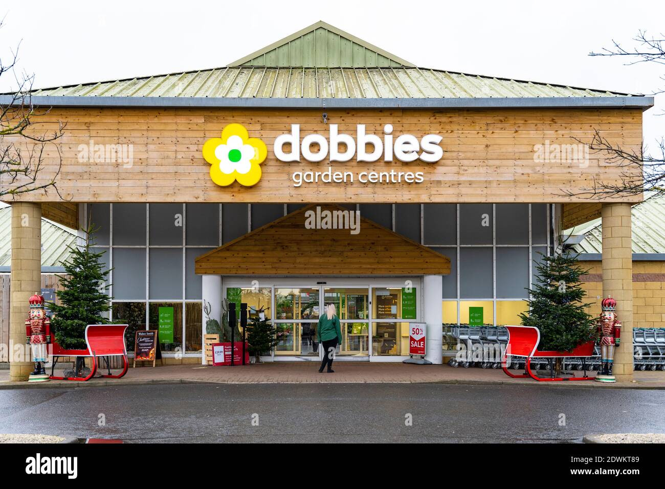 Lasswade, Écosse, Royaume-Uni. 23 décembre 2020. Le centre de jardin Dobbies à Lasswade au sud d'Édimbourg est ouvert mais calme aujourd'hui et devra fermer à partir du 26 décembre au niveau 4 verrouillage . Le gouvernement écossais dicte que tous les jardins et les entreprises non essentielles doivent maintenant fermer. Iain Masterton/Alay Live News. Banque D'Images