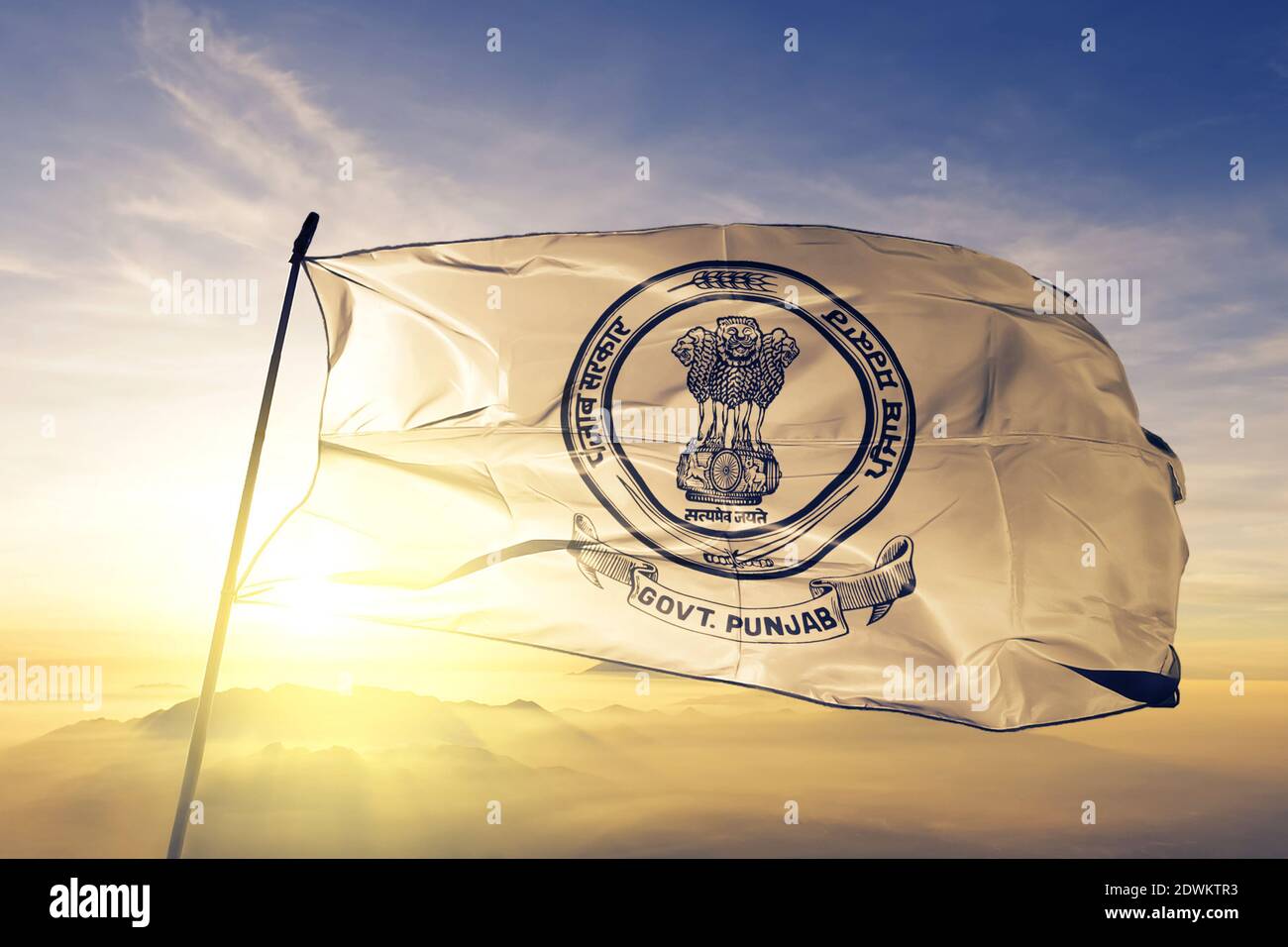 Drapeau de l'État de l'Inde du Punjab qui agite au lever du soleil brouillard Banque D'Images
