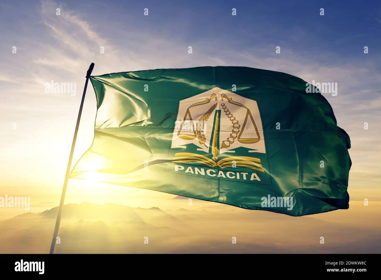 Drapeau de la province d'Aceh, en Indonésie, qui agite au lever du soleil brouillard Banque D'Images