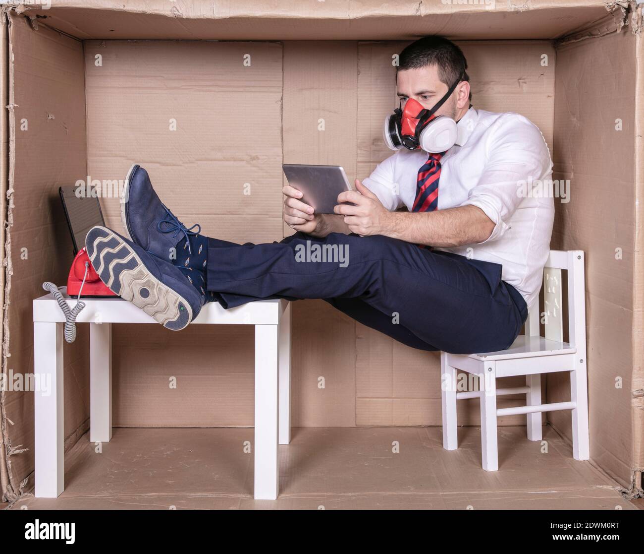 homme d'affaires a une conversation en ligne, utilise un appareil multimédia pour cela Banque D'Images