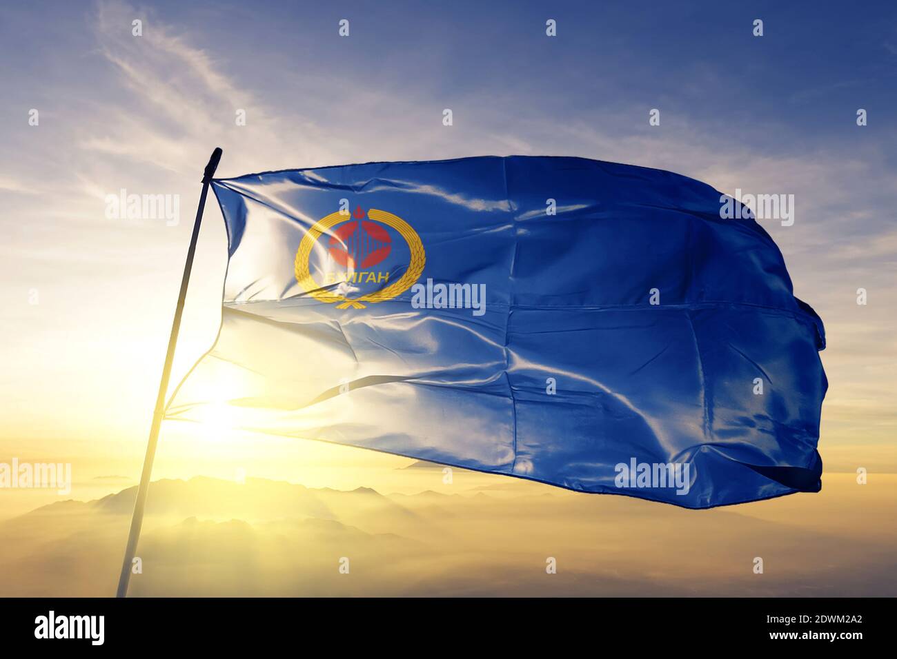 La province de Bulgan de la Mongolie drapeau agitant sur le lever du soleil brouillard Banque D'Images