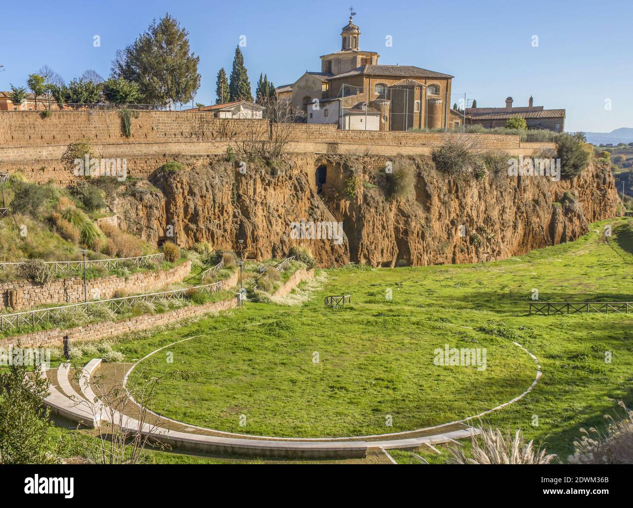 Civita Castellana, l'une des perles de la province de Viterbo, est l'un des villages les plus enchanteurs d'Italie centrale. Ici en particulier S. M. Maggiore Banque D'Images