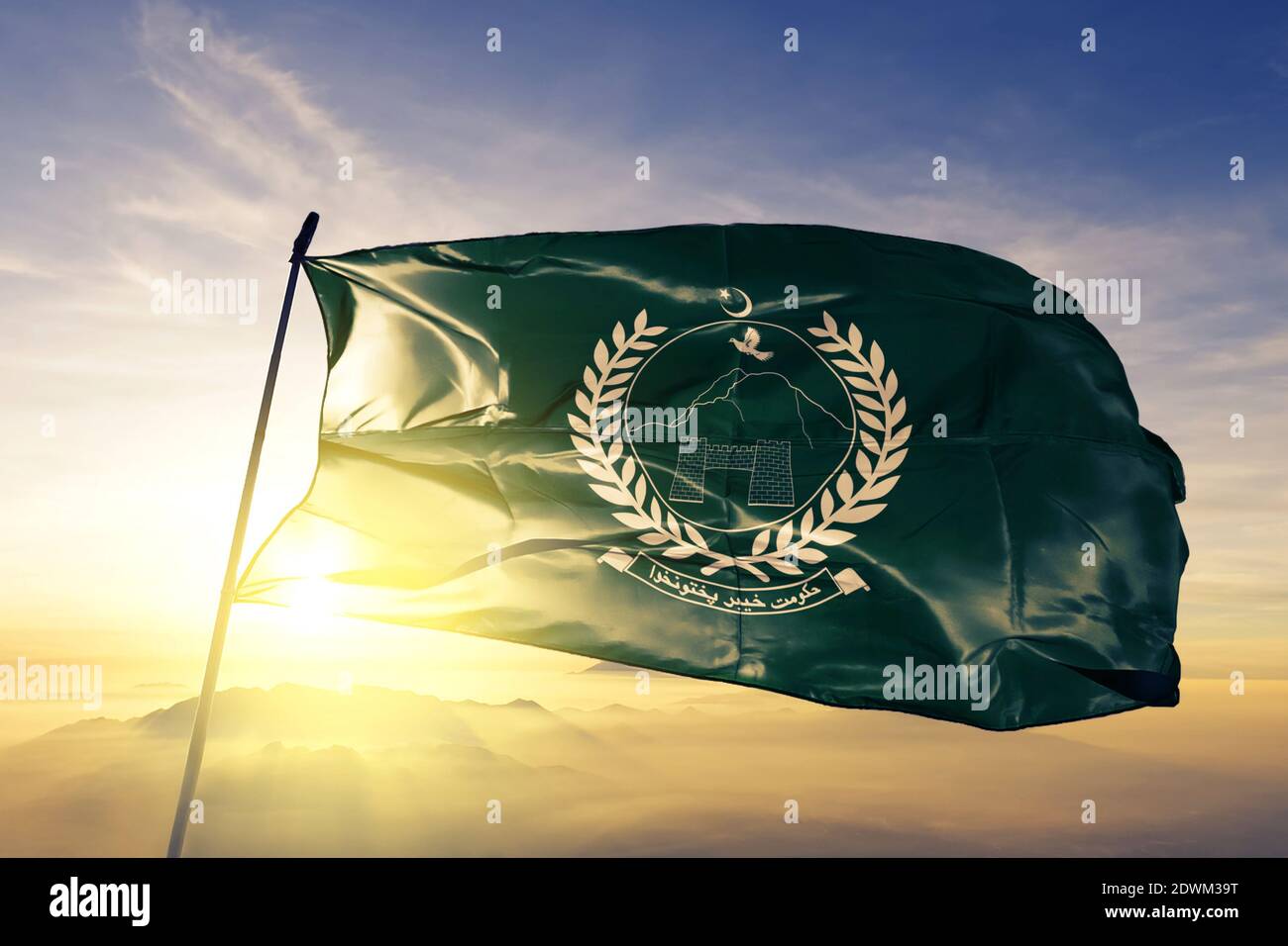 Province de Khyber Pakhtunkhwa du Pakistan drapeau sur le dessus brume de lever de soleil Banque D'Images