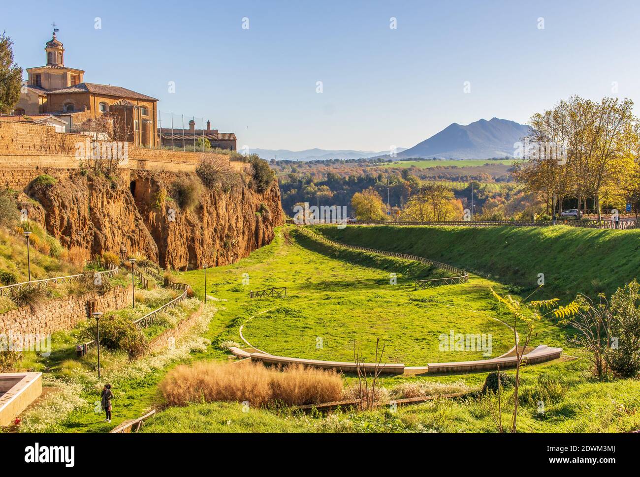 Civita Castellana, l'une des perles de la province de Viterbo, est l'un des villages les plus enchanteurs d'Italie centrale. Ici en particulier S. M. Maggiore Banque D'Images