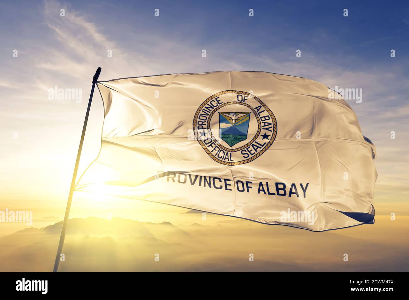 Drapeau de la province d'Albay aux Philippines ordonnant sur le lever du soleil brouillard Banque D'Images
