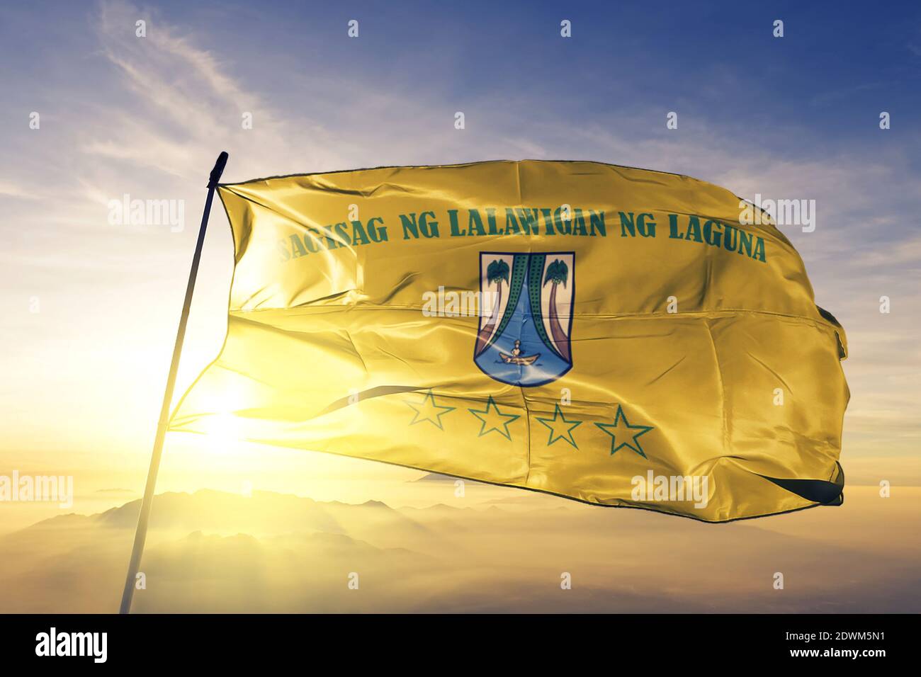 Drapeau de la province de Laguna aux Philippines sur le lever du soleil brouillard Banque D'Images