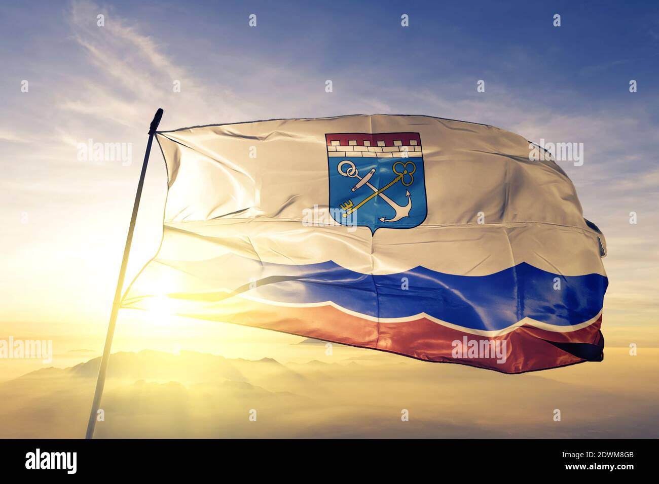 Leningrad oblast du drapeau de la Russie qui agite au lever du soleil brouillard Banque D'Images