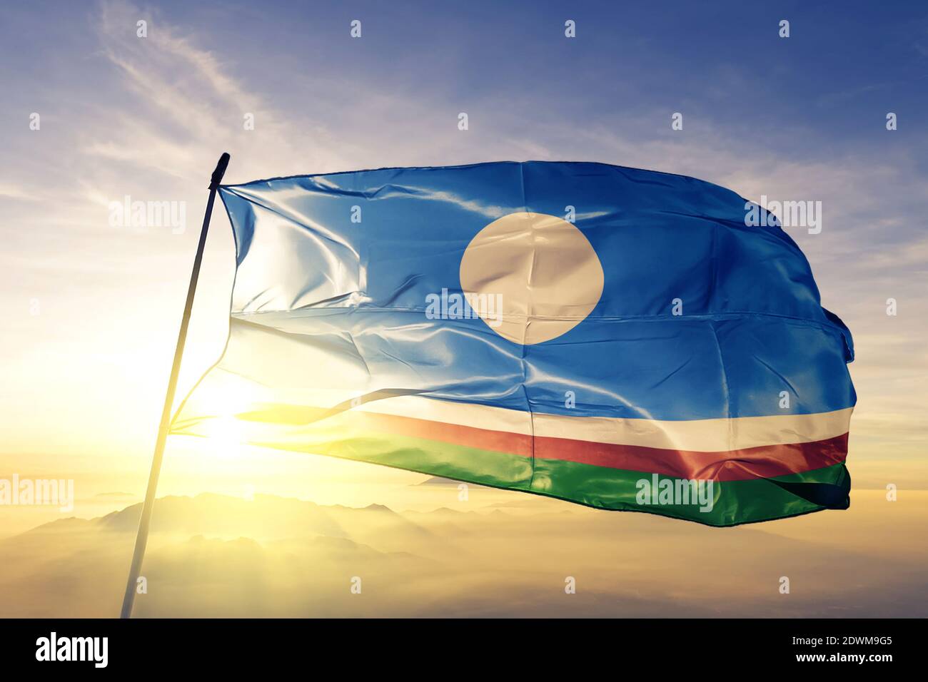 Drapeau de la République de Russie de Sakha qui agite au lever du soleil brouillard Banque D'Images