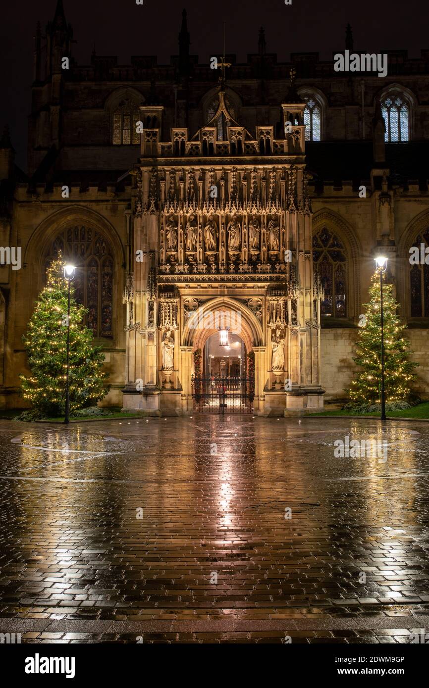 Cathédrale de Gloucester à Noël après la pluie. Gloucester, Gloucestershire, Cotswolds, Angleterre Banque D'Images