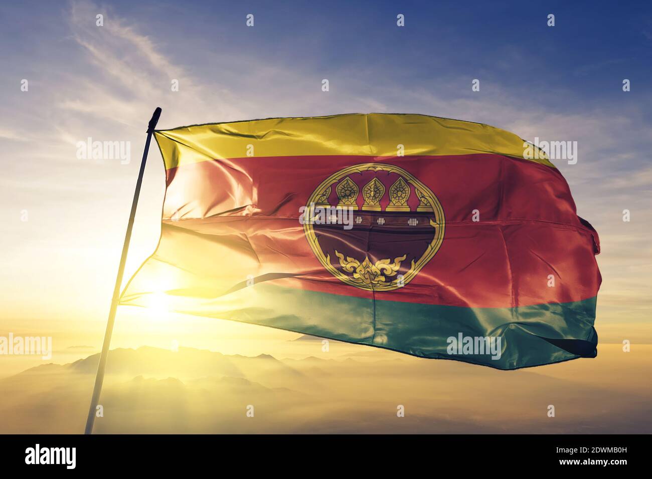 Kamphaeng Phet province de Thaïlande drapeau sur le dessus brume de lever de soleil Banque D'Images
