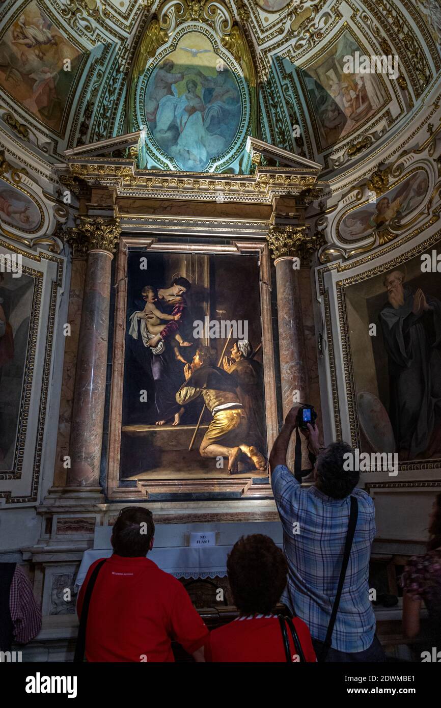 Les touristes admirent la peinture du Caravaggio dédiée à la Madonna dei Pellegnini dans la basilique de Sant'Agostino. Rome, Italie, Europe Banque D'Images