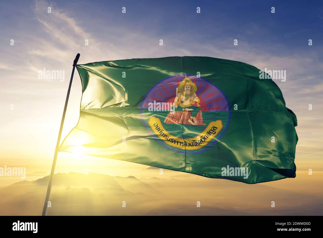 Le drapeau de la province de Satun en Thaïlande agite au lever du soleil brouillard Banque D'Images