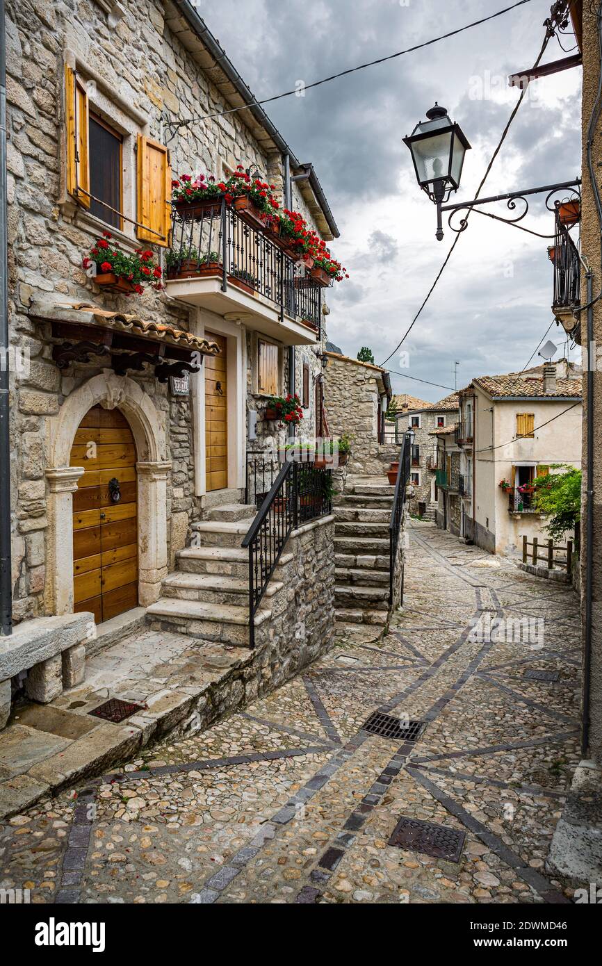 Rue pavée principale dans le village de Roccacaramanico, après une pluie Banque D'Images