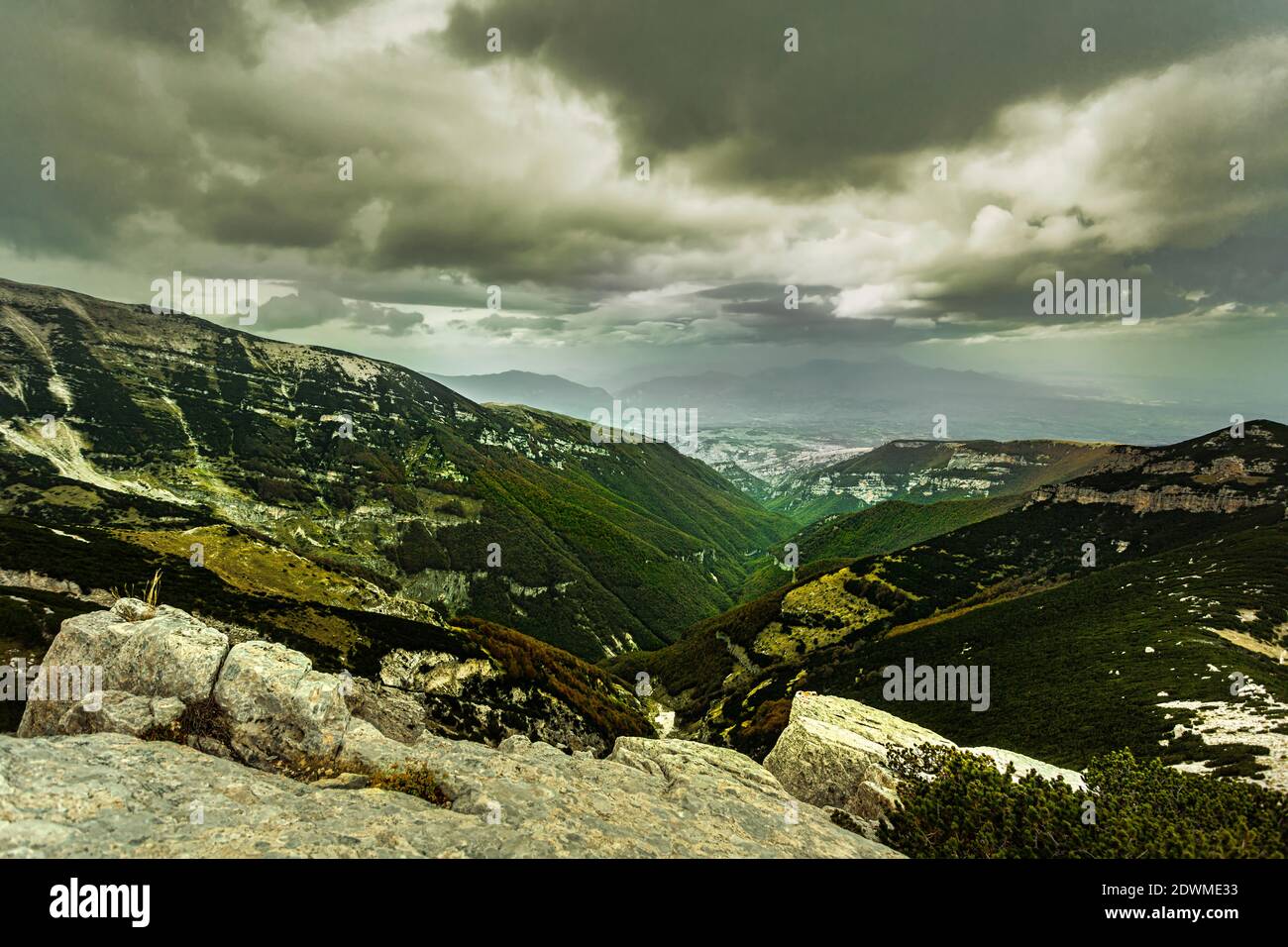 Depuis le chemin de la 'Tavola dei Briganti', la vue s'étend sur le panorama de la vallée de l'Orfento. Abruzzes, Italie, Europe Banque D'Images
