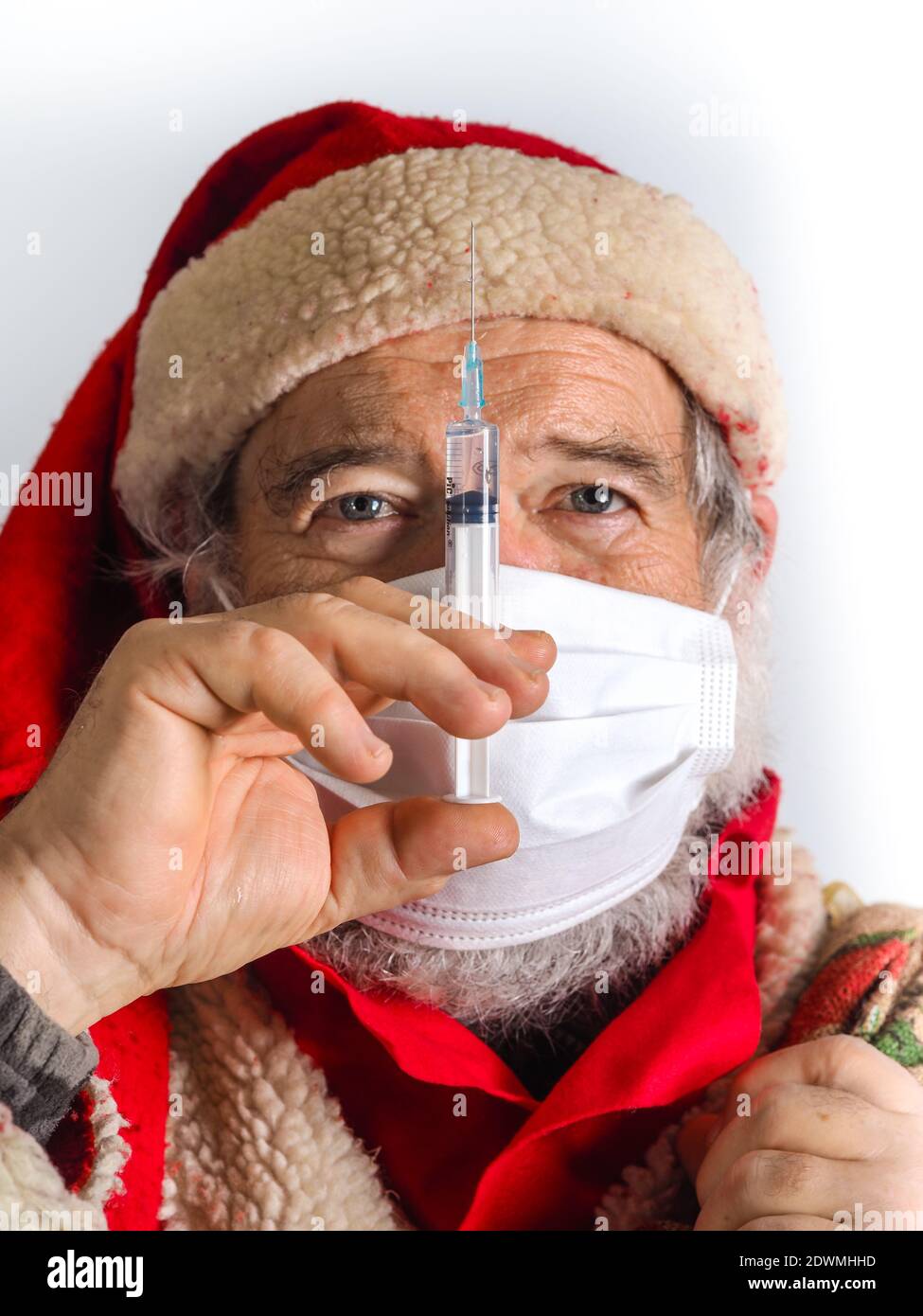 Portrait du Père Noël avec seringue et vaccin Banque D'Images