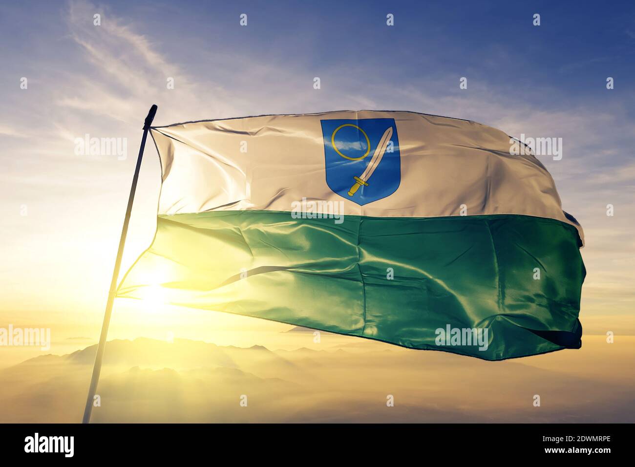 Le drapeau du comté de Voru en Estonie agite au lever du soleil brouillard Banque D'Images