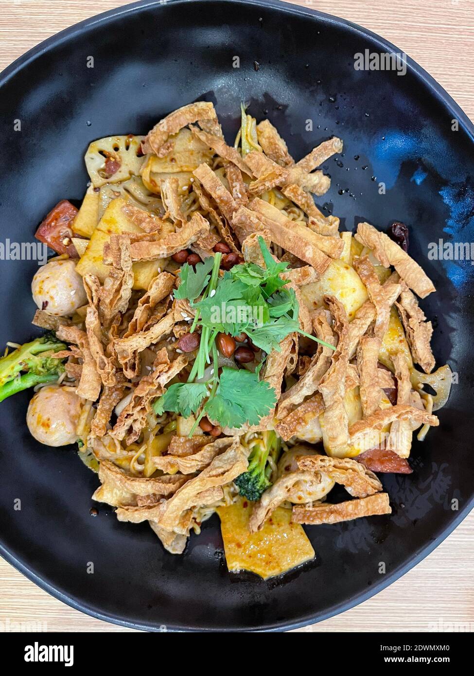 Mala Xiang Guo (Hot Pot) - plat populaire de chine, légumes mélangés sautés, fruits de mer, champignons et viande dans un assaisonnement au Chili chaud. Banque D'Images