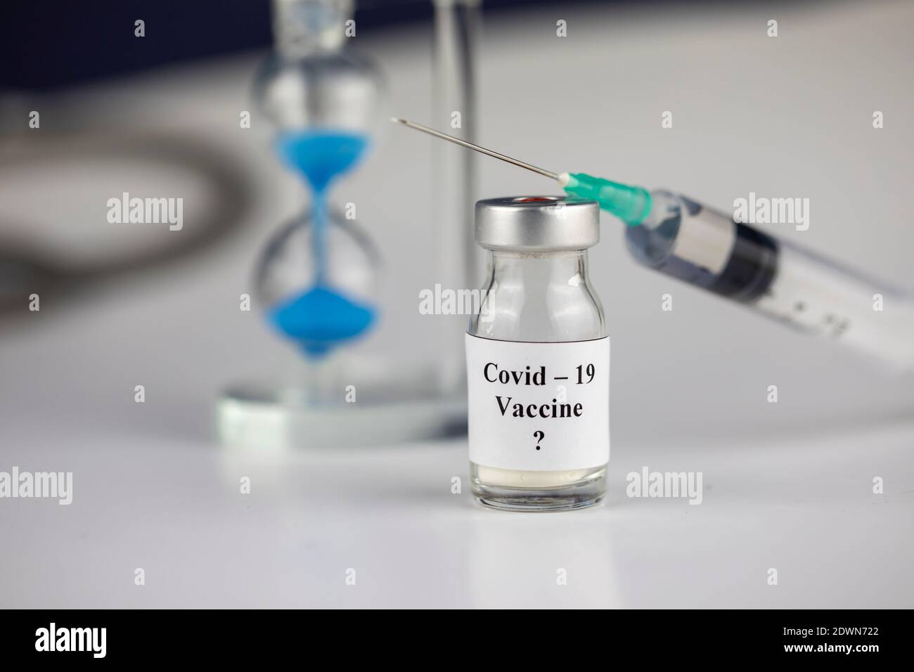 Pandémie et concept de temps , temps de vacciner. Flacon de vaccin avec seringue pour Covid-19 et sablier Banque D'Images