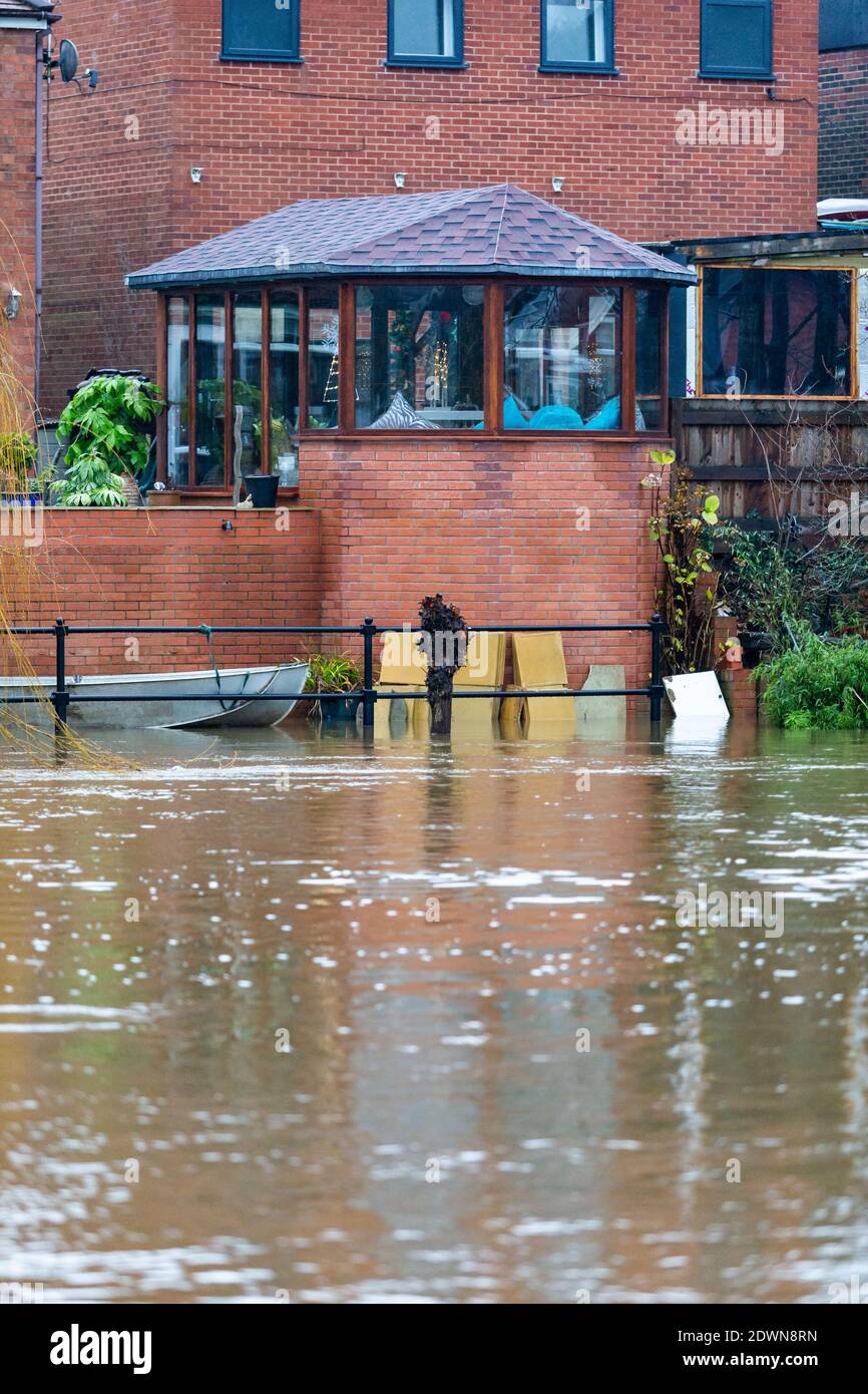 Bewdley, Worcestershire, Royaume-Uni. 23 décembre 2020. À peine deux jours avant Noël, la pluie récente a élevé le niveau de la rivière Severn à Bewdley, dans le Worcestershire. L'Agence de l'environnement érige des obstacles pour protéger les propriétés et les entreprises contre les inondations. Plus de pluie est en route au cours des deux prochains jours. Le niveau d'eau monte dangereusement près des propriétés au bord de la rivière. Crédit : Peter Lophan/Alay Live News Banque D'Images