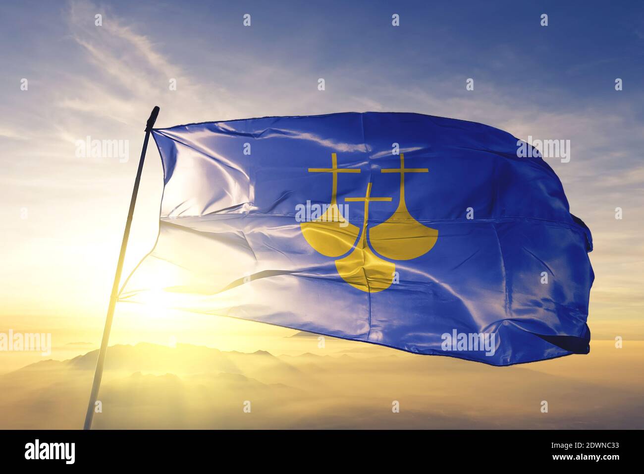 More og Romsdal comté de Norvège drapeau sur le brume de lever de soleil supérieure Banque D'Images