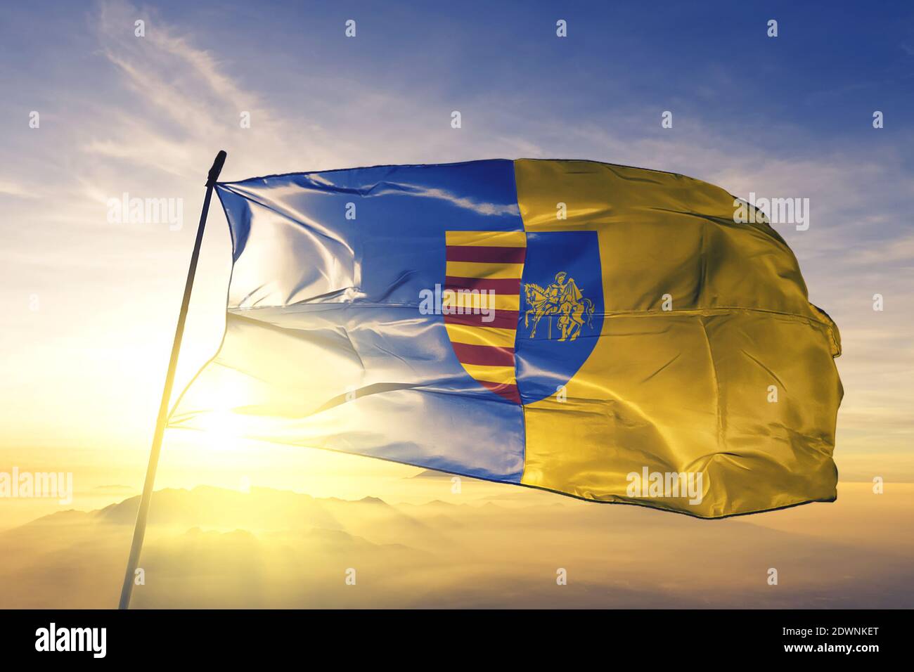 Genk de Limbourg de Belgique drapeau sur le dessus brume de lever de soleil Banque D'Images