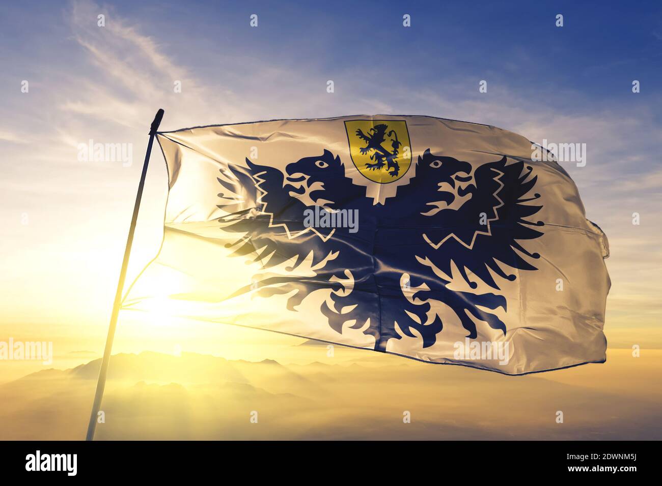 LO-Reninge de Flandre Occidentale de Belgique drapeau sur le brume de lever de soleil supérieure Banque D'Images
