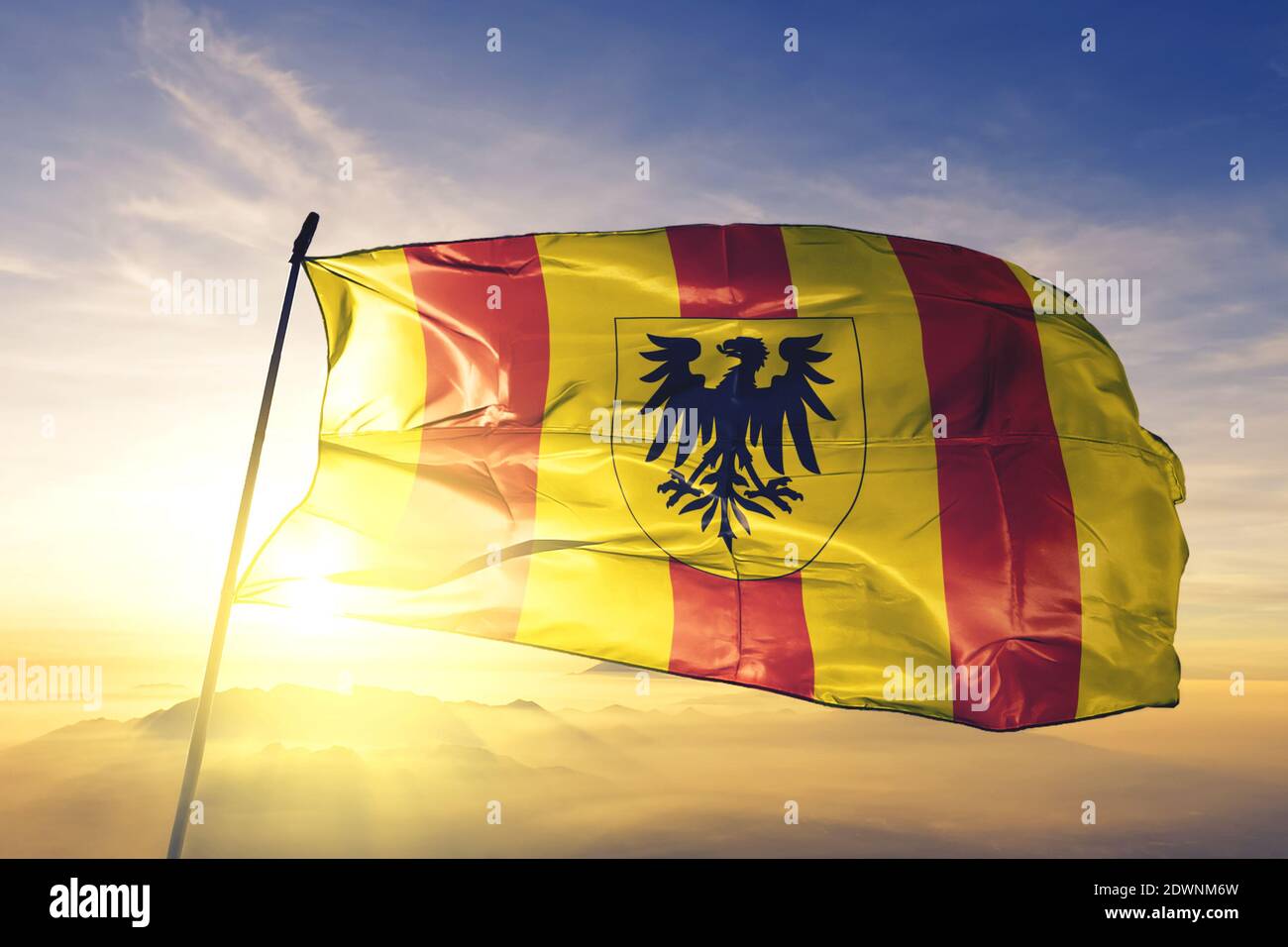 Mechelen d'Anvers de Belgique drapeau sur le dessus brume de lever de soleil Banque D'Images