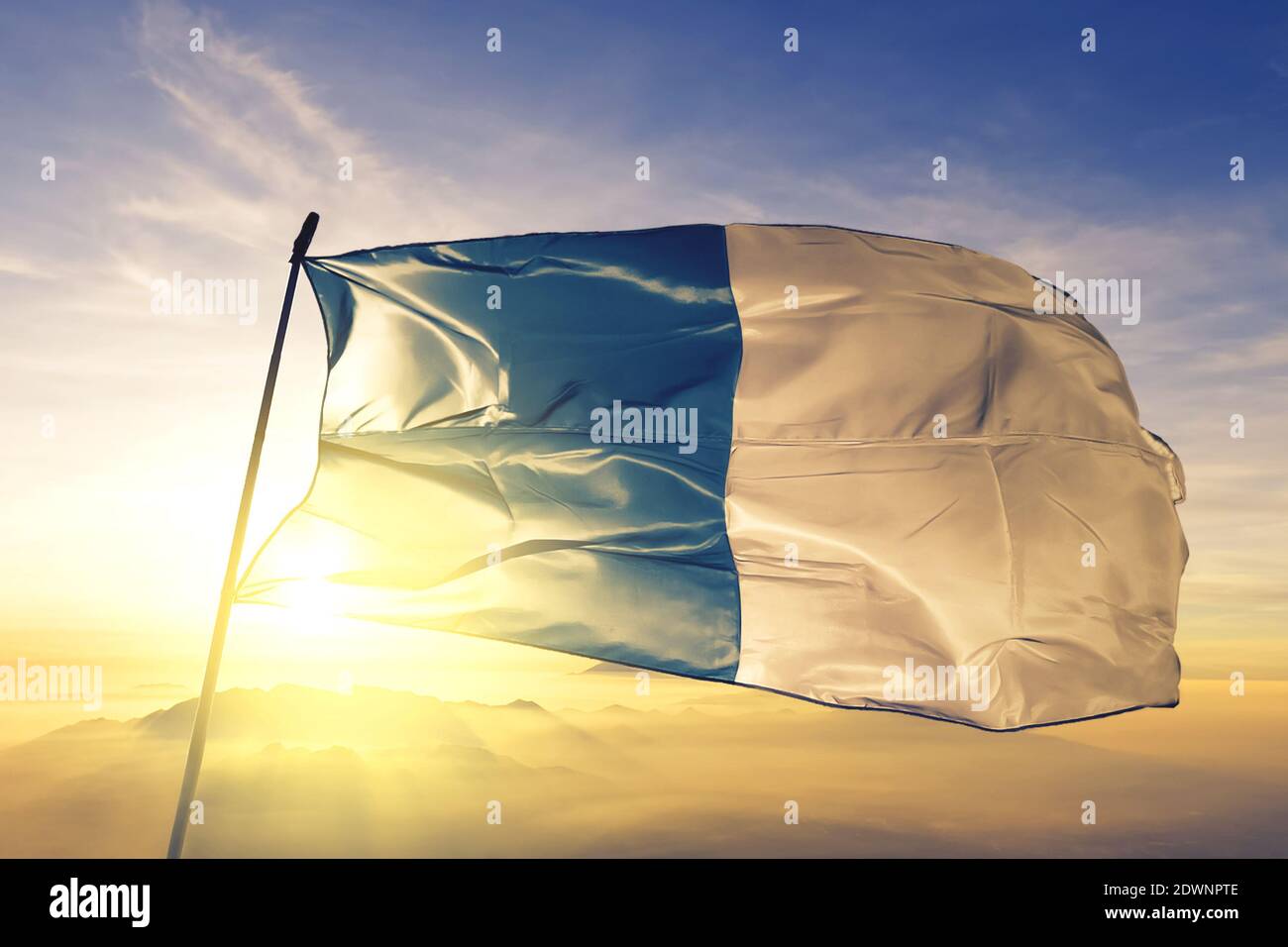 Huancayo du drapeau péruvien agitant sur la brume de lever du soleil brouillard Banque D'Images