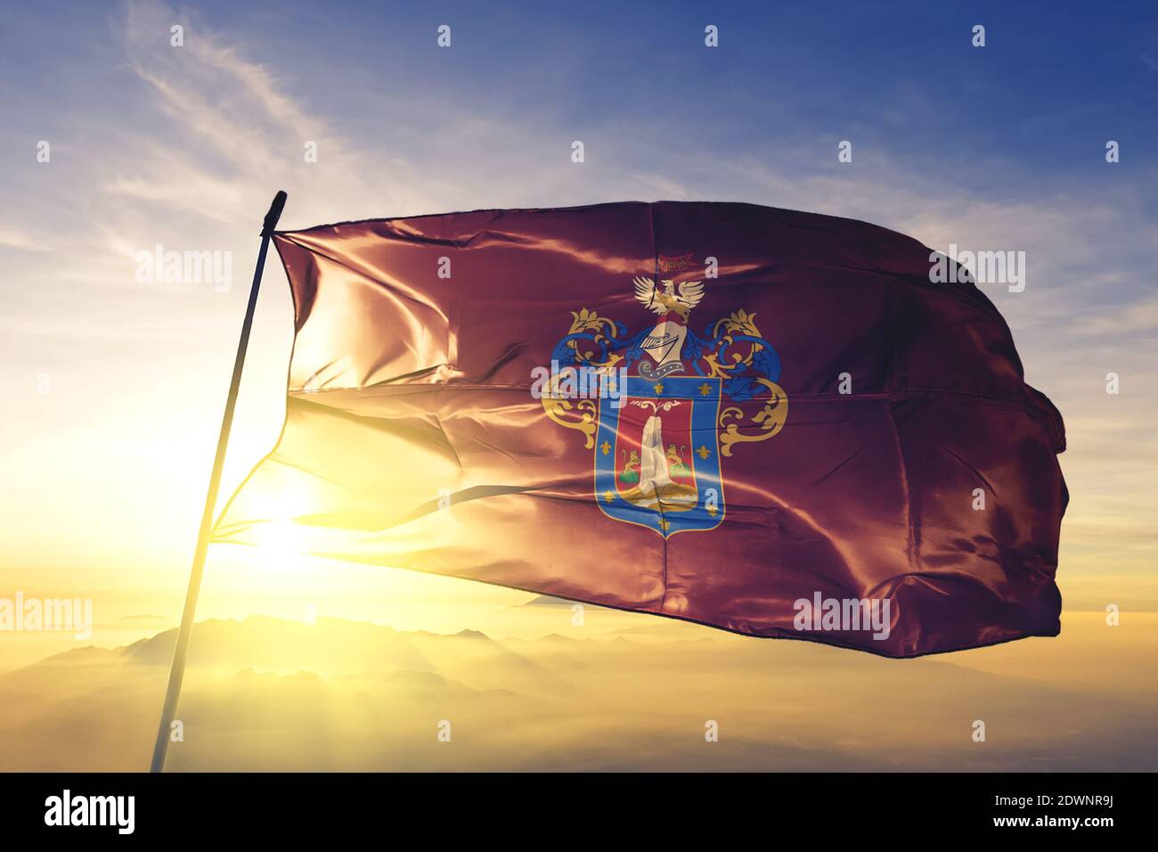 Arequipa du drapeau péruvien agitant sur la brume de lever du soleil brouillard Banque D'Images