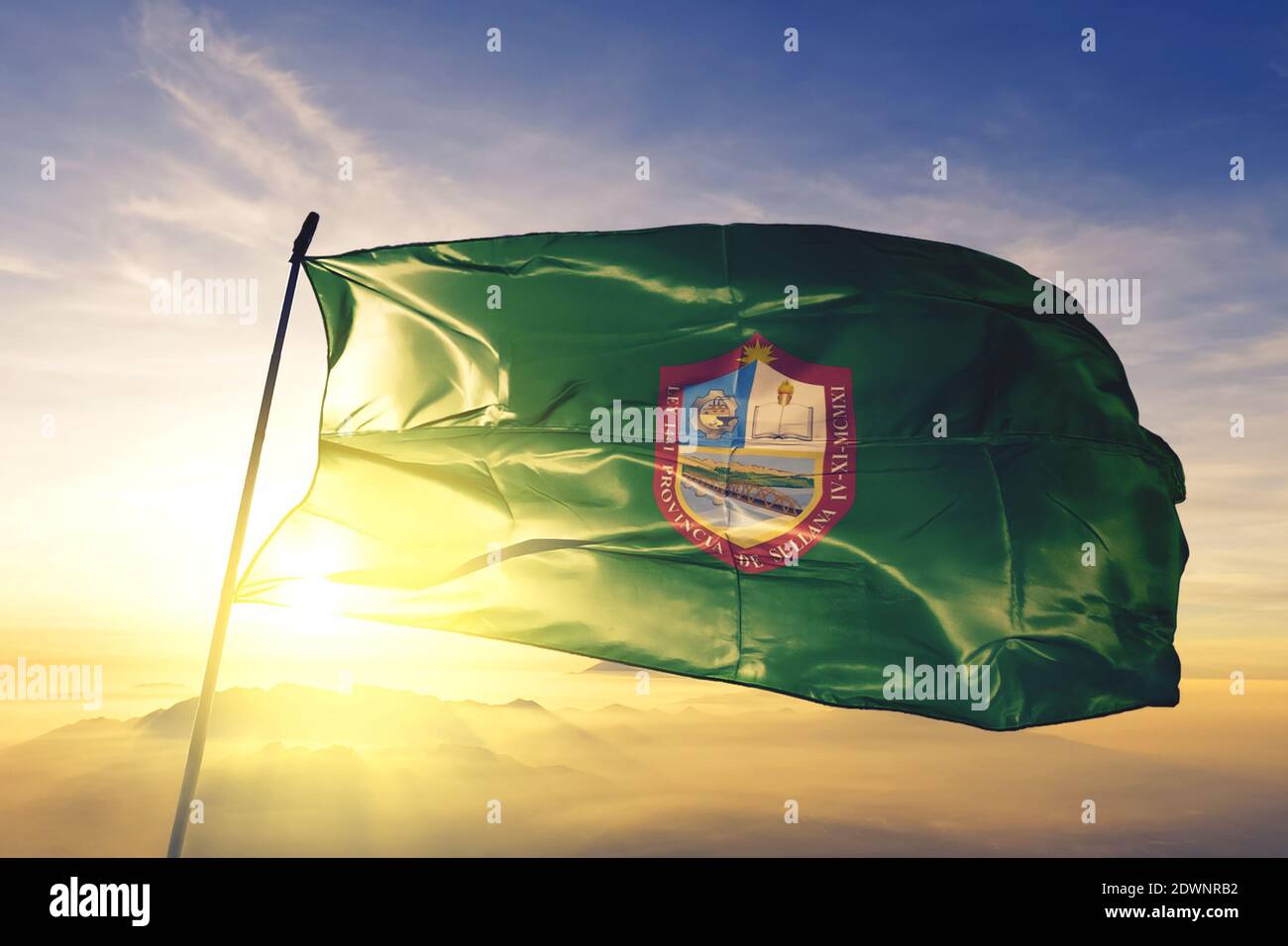 Drapeau de Sullana du Pérou agitant sur la brume de lever du soleil brouillard Banque D'Images