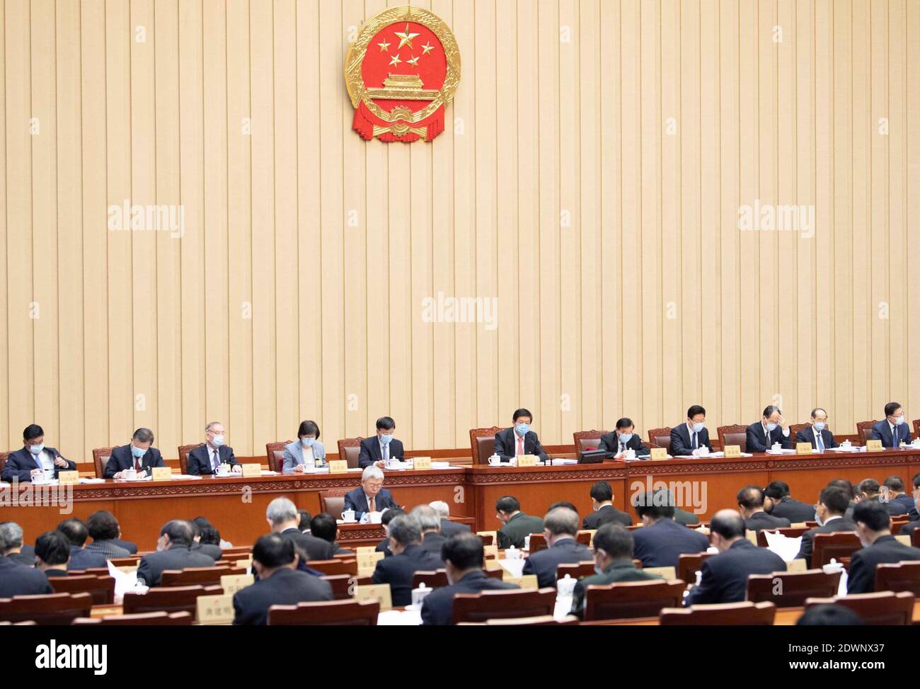Pékin, Chine. 23 décembre 2020. Li Zhanshu, président du Comité permanent du Congrès national populaire (CNP), assiste à la 2e séance plénière de la 24e session du 13ème Comité permanent du CNP à Beijing, capitale de la Chine, le 23 décembre 2020. Crédit: Li Tao/Xinhua/Alay Live News Banque D'Images