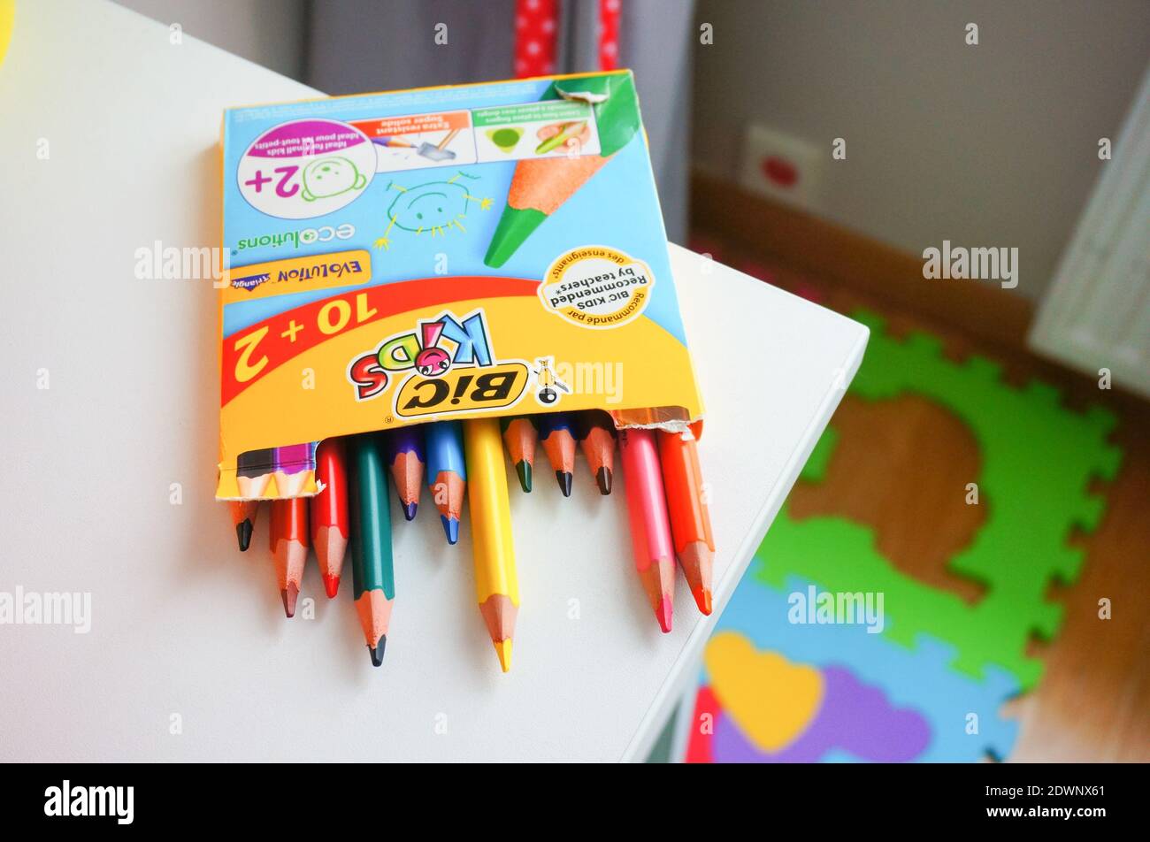 POZNAN, POLOGNE - 05 mars 2016 : ensemble de crayons de dessin colorés Bic Kids sur table en bois Banque D'Images