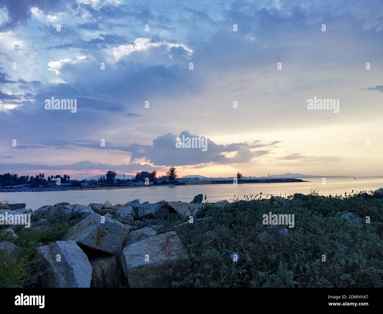 Vue panoramique sur mer contre Sky pendant le coucher du soleil Banque D'Images