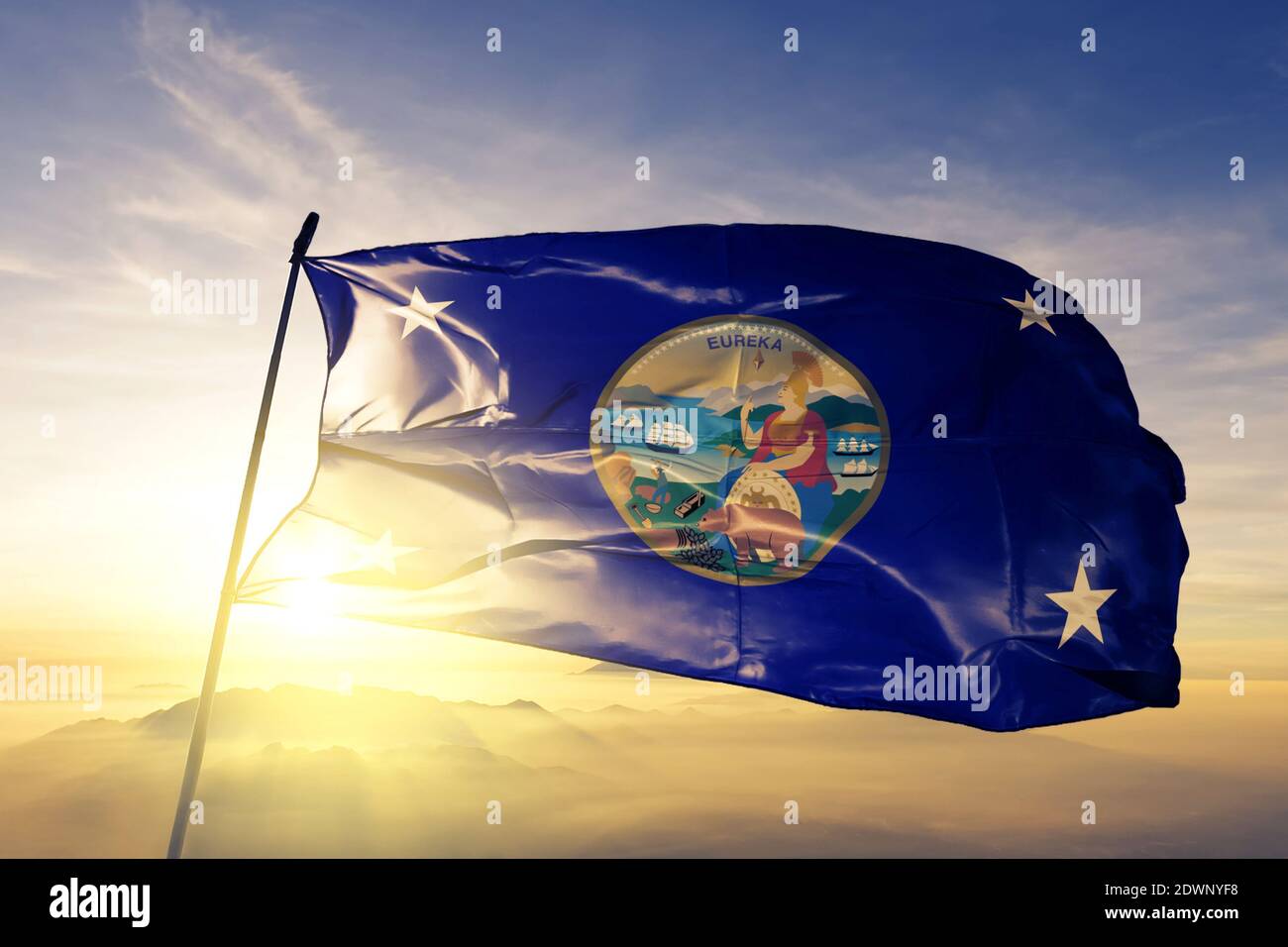 Drapeau du gouverneur de Californie sur la brume de lever du soleil brouillard Banque D'Images