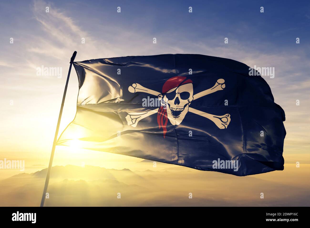 Drapeau de pirate drapeau de bandana rouge agitant sur le lever du soleil  supérieur brouillard Photo Stock - Alamy