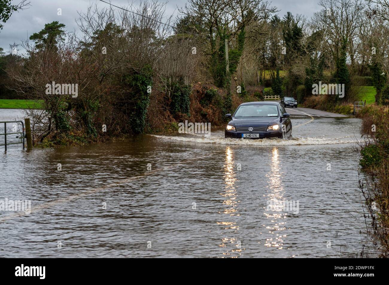 Caheragh, West Cork, Irlande. 23 décembre 2020. Après une nuit de pluie torrentielle, la rivière Ilen a fait éclater ses berges à Caheragh, près de Skibbereen, ce matin, provoquant l'inondation de la route R594. Crédit : AG News/Alay Live News Banque D'Images