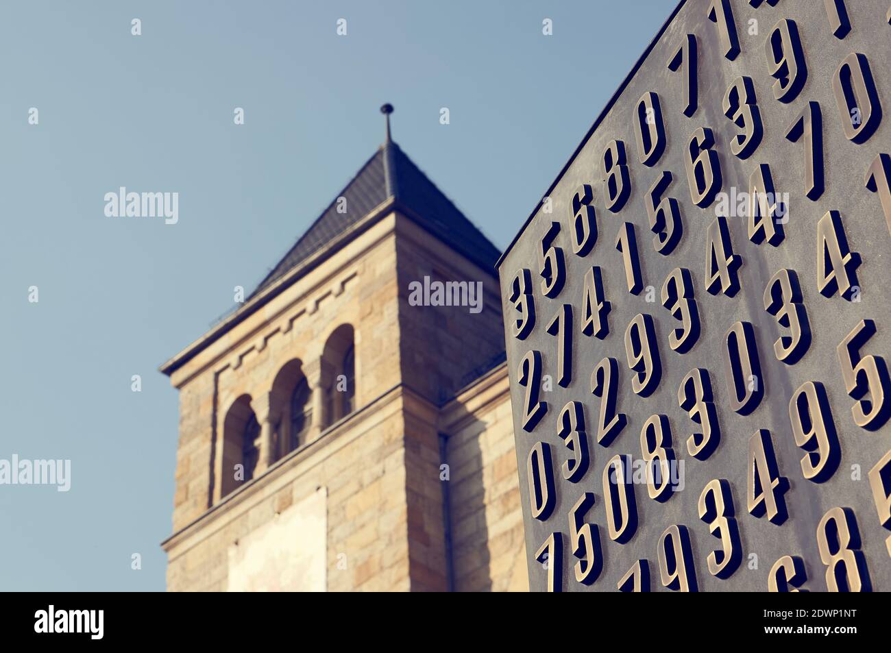 POZNAN, POLOGNE - 30 septembre 2017 : gros plan du monument cryptologue Enigma avec des codes dans le centre-ville Banque D'Images