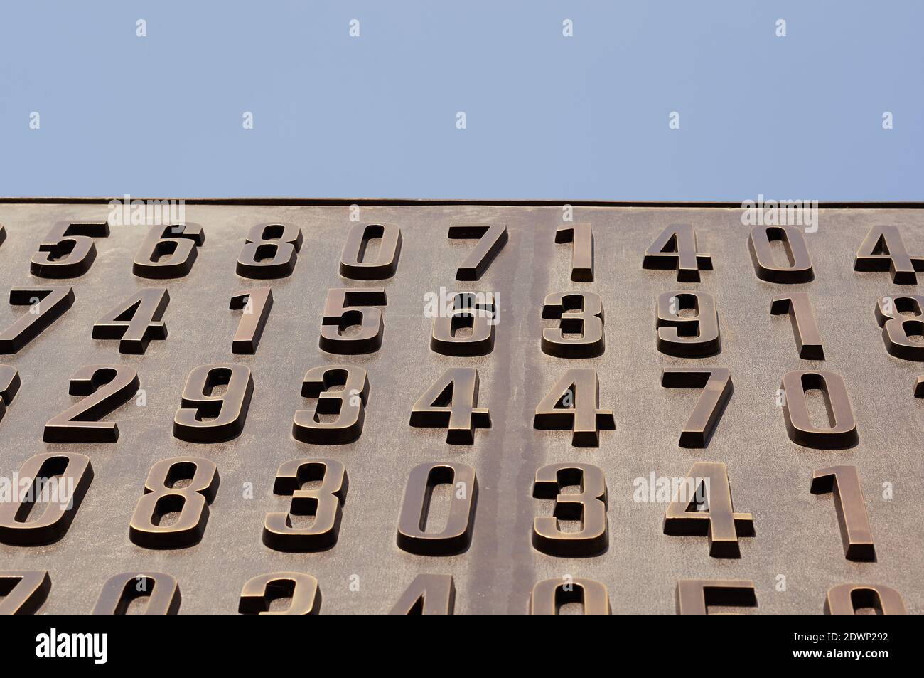 POZNAN, POLOGNE - 30 septembre 2017 : gros plan du monument cryptologue Enigma avec des codes dans le centre-ville Banque D'Images