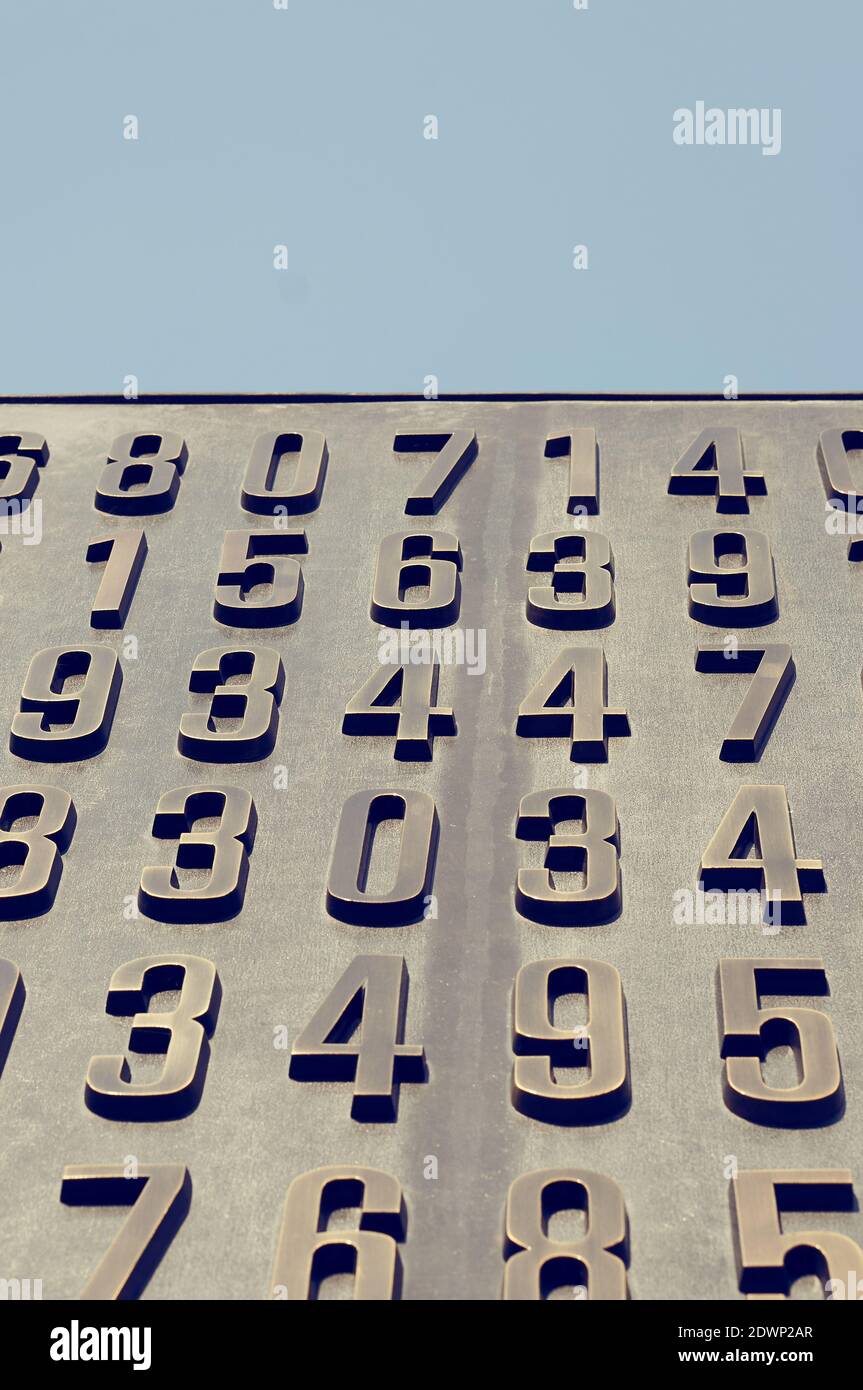 POZNAN, POLOGNE - 30 septembre 2017 : gros plan du monument cryptologue Enigma avec des codes dans le centre-ville Banque D'Images