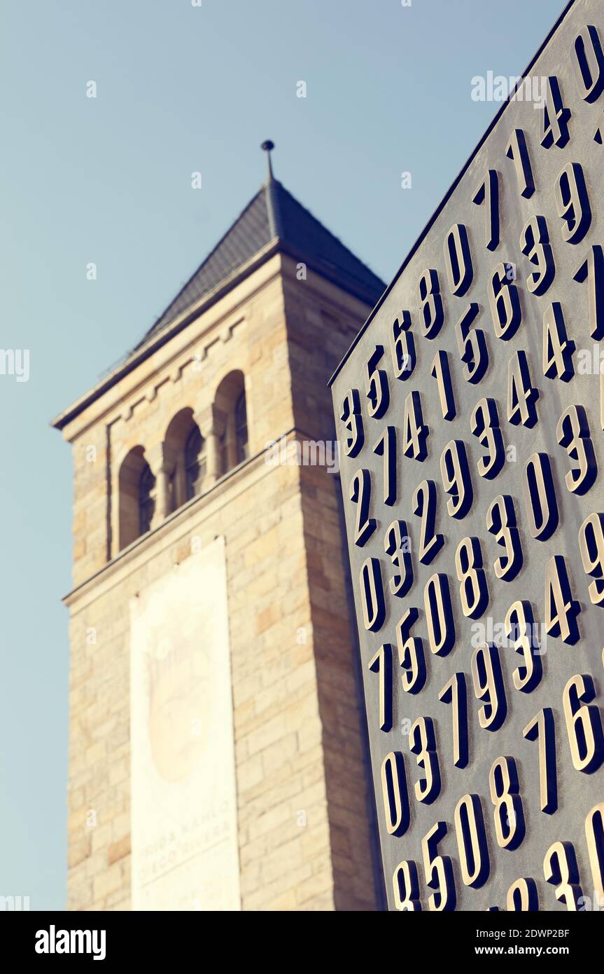 POZNAN, POLOGNE - 30 septembre 2017 : gros plan du monument cryptologue Enigma avec des codes dans le centre-ville Banque D'Images