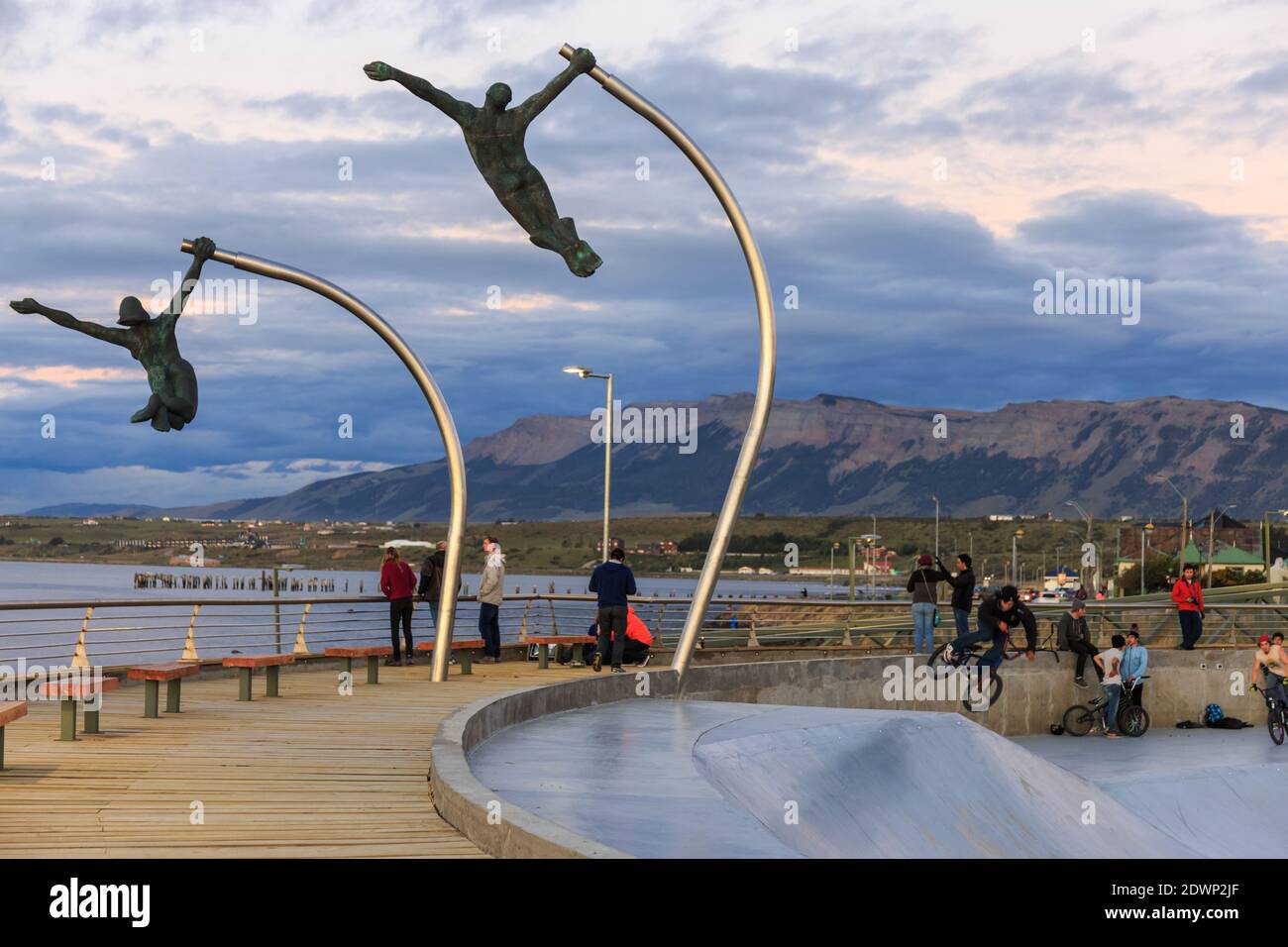 Parc de skate et monument au vent (monumento al viento) dans la ville de Puerto Natales, Patagonie, Chili Banque D'Images