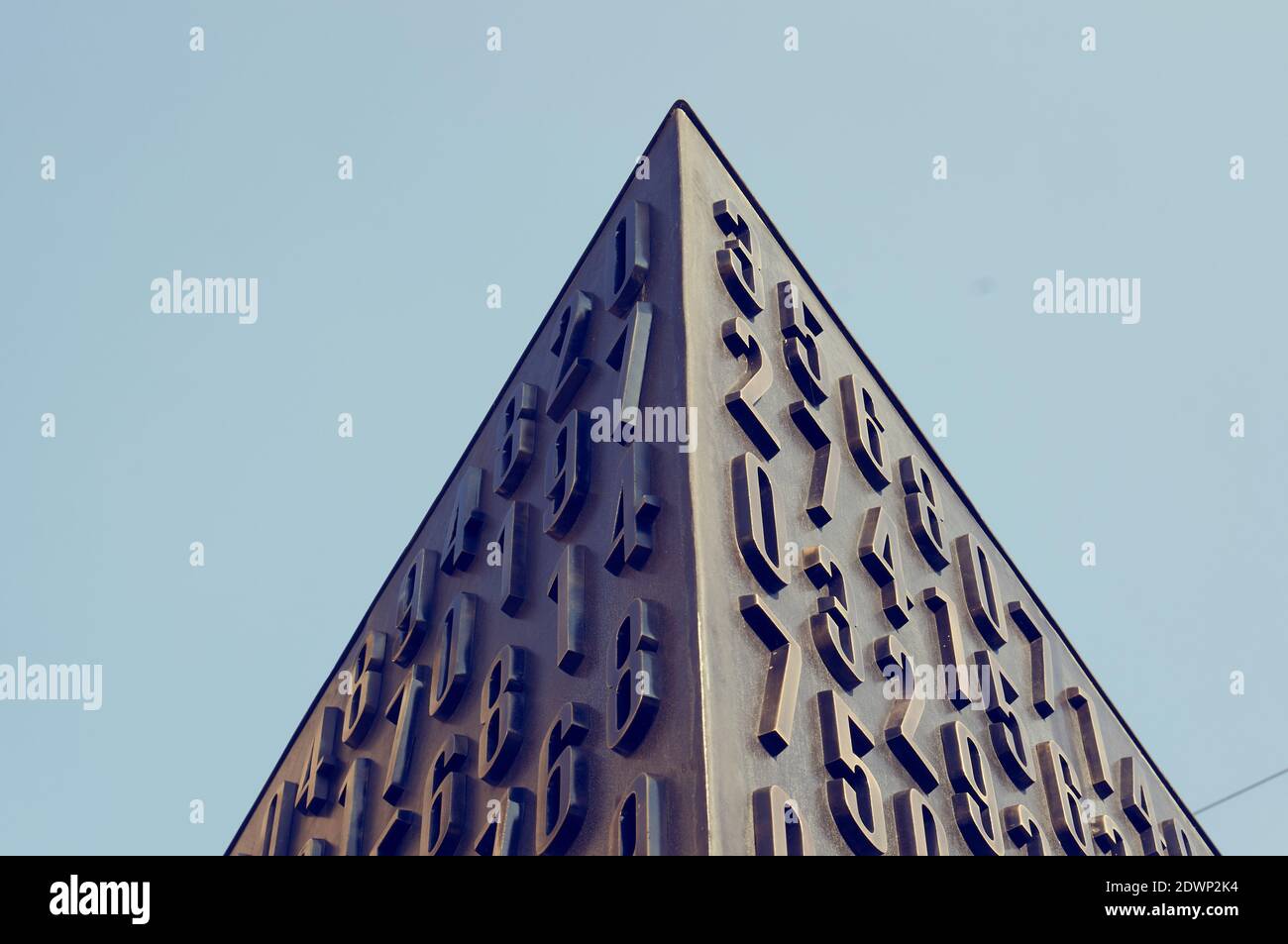 POZNAN, POLOGNE - 30 septembre 2017 : gros plan du monument cryptologue Enigma avec des codes dans le centre-ville Banque D'Images