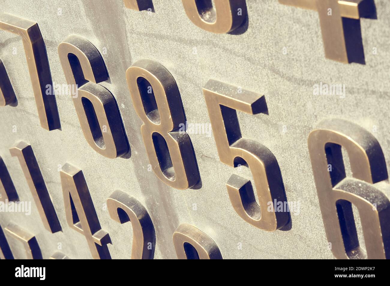 POZNAN, POLOGNE - 30 septembre 2017 : gros plan du monument cryptologue Enigma avec des codes dans le centre-ville Banque D'Images