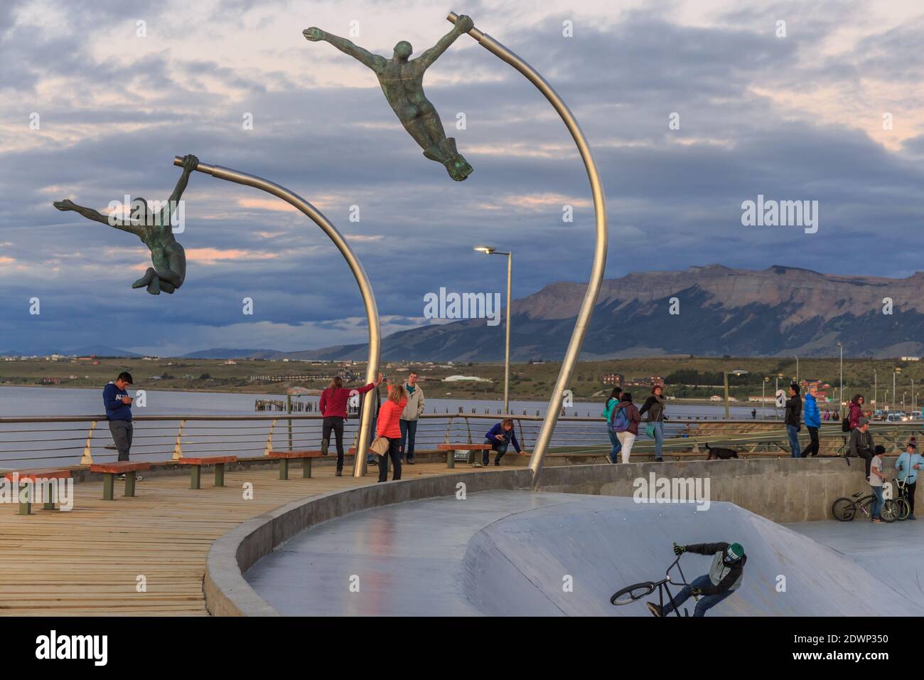 Parc de skate et monument au vent (monumento al viento) dans la ville de Puerto Natales, Patagonie, Chili Banque D'Images